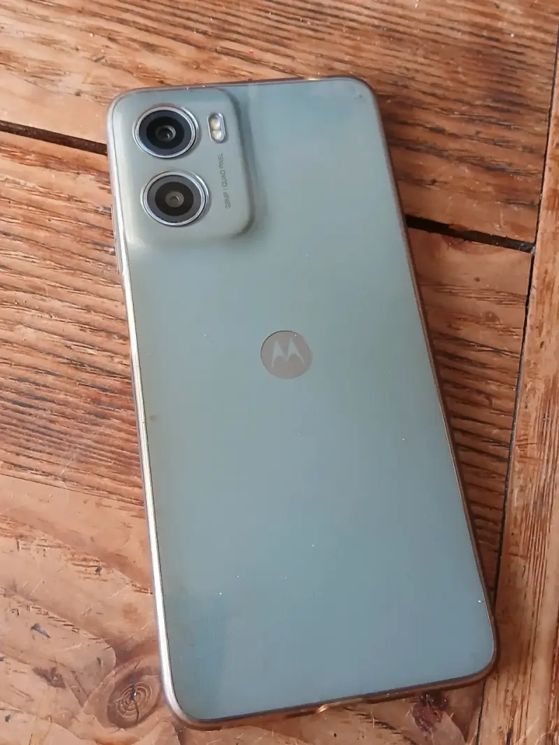 Smartphone Motorola E15 con doble cámara y funda - 2