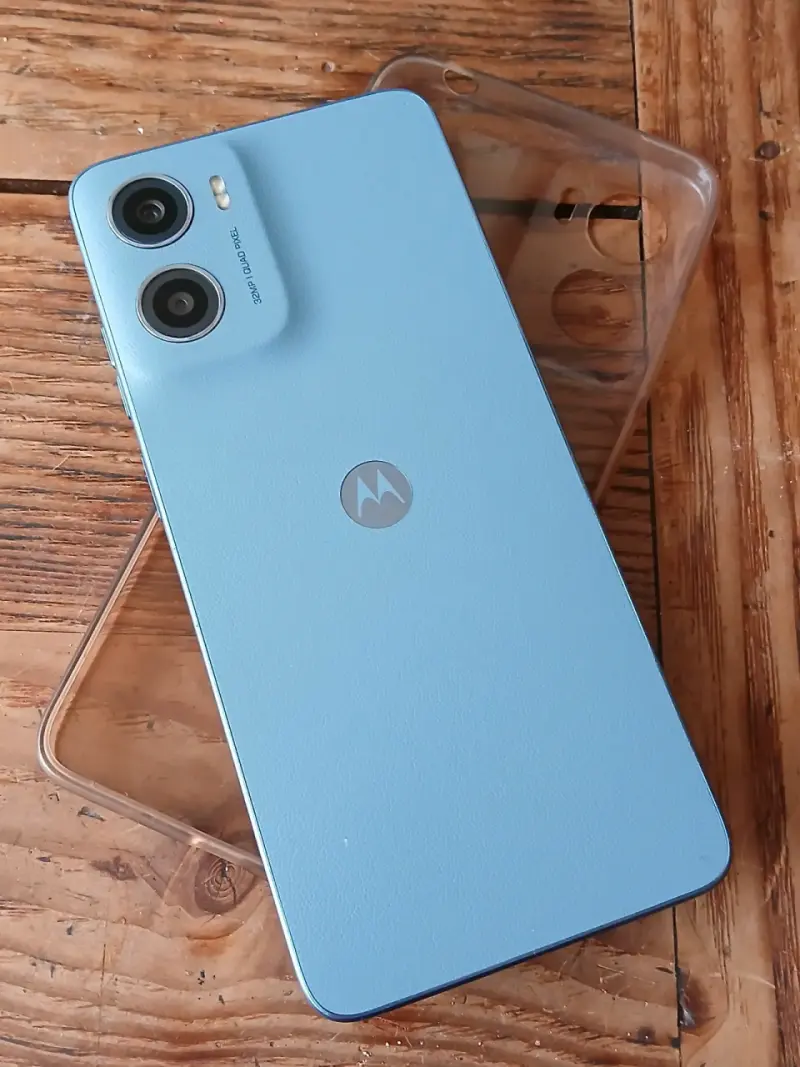 Smartphone Motorola E15 con doble cámara y funda - 3
