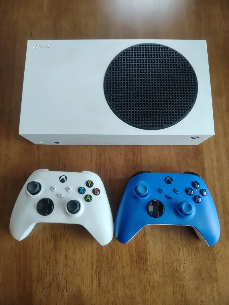 Consola Xbox Series S con dos controles