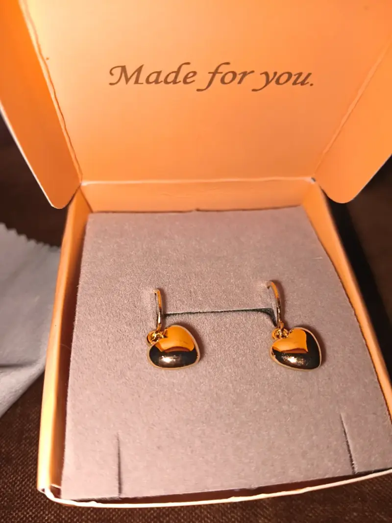 Aros dorados en caja de regalo - 1