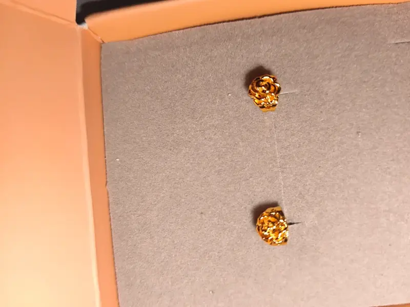 Aros dorados en caja de regalo - 2