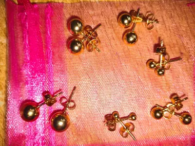 Aros dorados en caja de regalo - miniatura 3