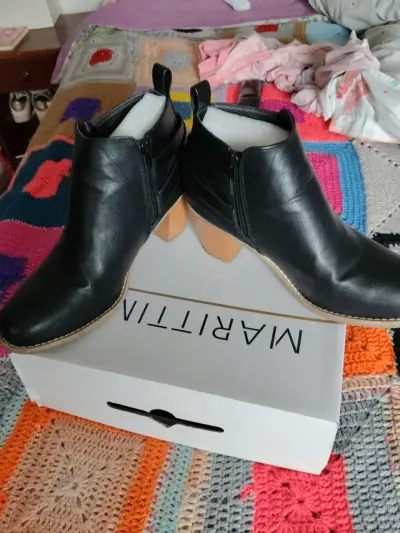 Botines de cuero negro con tacón alto - miniatura 2