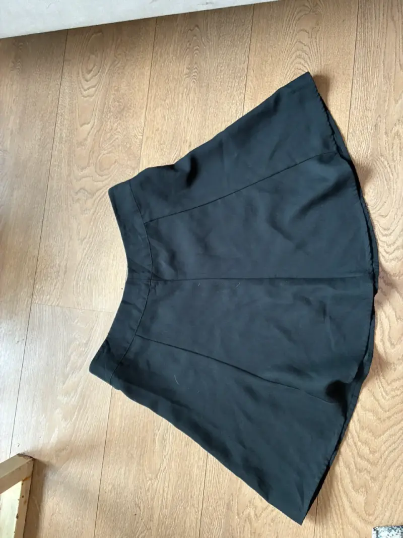 Falda negra acampanada para mujer