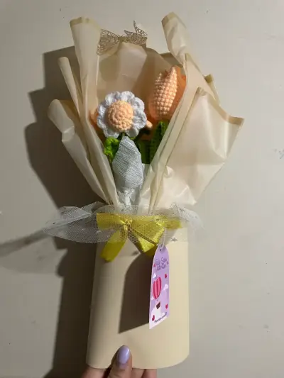 Ramo de flores tejidas a crochet decorativo - miniatura 1