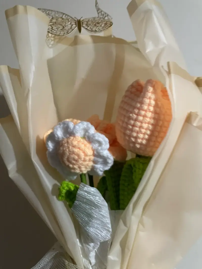 Ramo de flores tejidas a crochet decorativo - 3