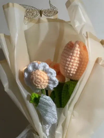 Ramo de flores tejidas a crochet decorativo - miniatura 3