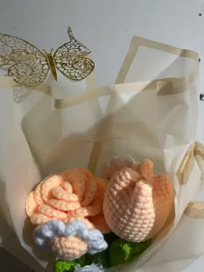 Ramo de flores tejidas a crochet decorativo - miniatura 4