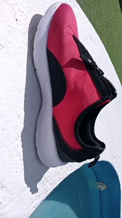 Zapatillas deportivas rojas con cierre - miniatura 1
