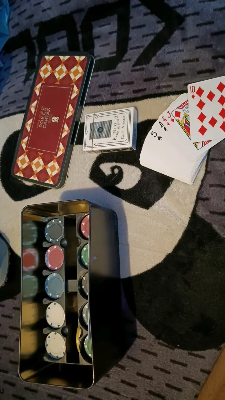Set de Póker con Fichas y Cartas en Caja Metálica - 1