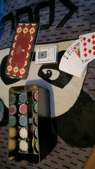 Set de Póker con Fichas y Cartas en Caja Metálica - miniatura 1