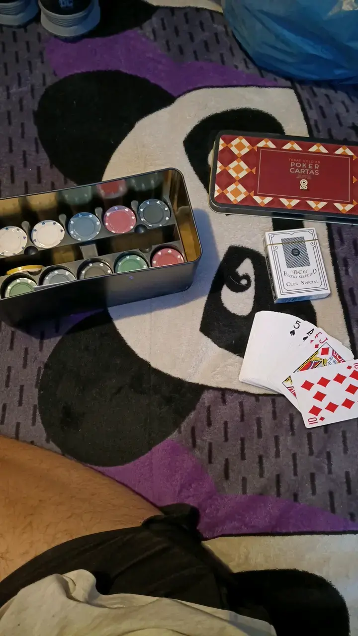 Set de Póker con Fichas y Cartas en Caja Metálica - 2