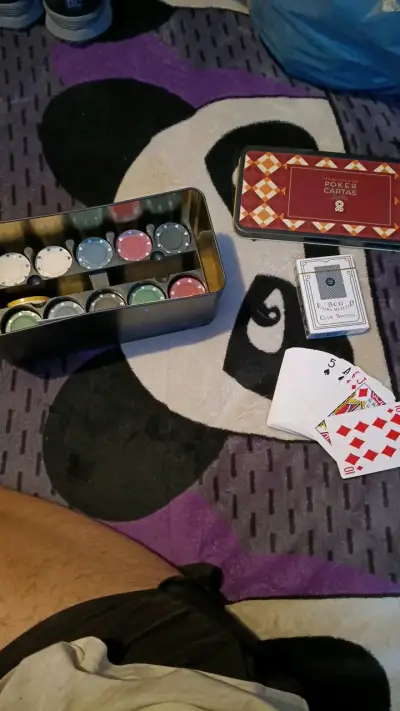 Set de Póker con Fichas y Cartas en Caja Metálica - miniatura 2
