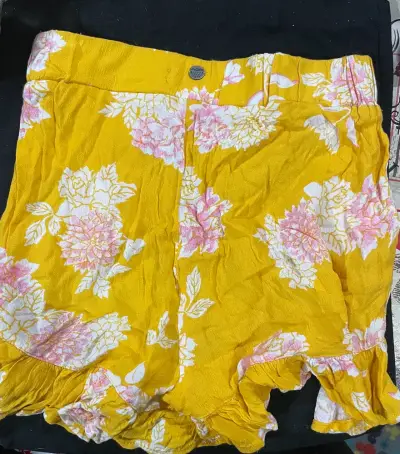 Shorts amarillos con estampado floral para mujer - miniatura 1