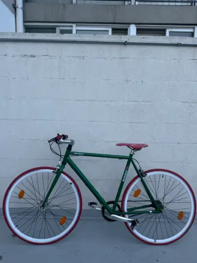 Bicicleta urbana verde con detalles rojos - miniatura 1