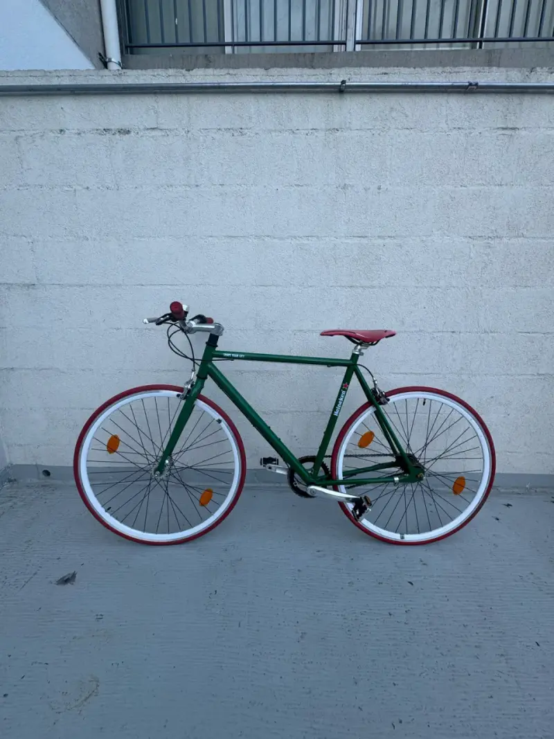 Bicicleta urbana verde con detalles rojos - 2