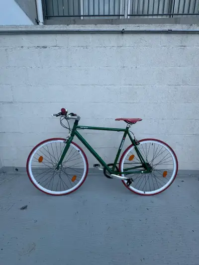 Bicicleta urbana verde con detalles rojos - miniatura 2