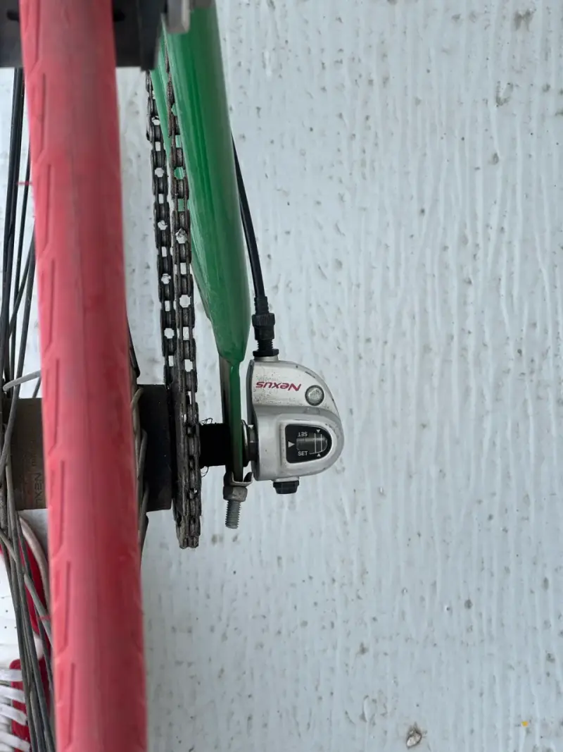 Bicicleta urbana verde con detalles rojos - 3