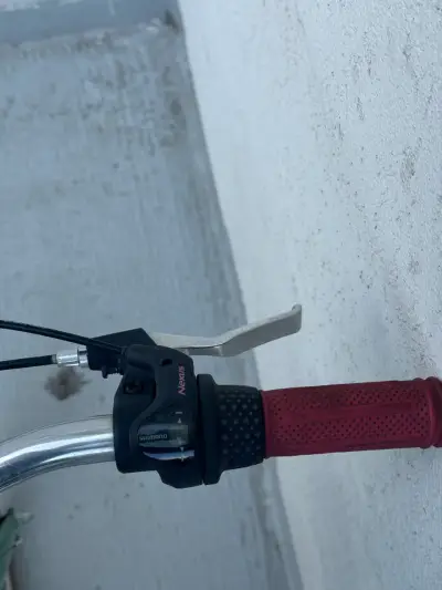 Bicicleta urbana verde con detalles rojos - miniatura 4
