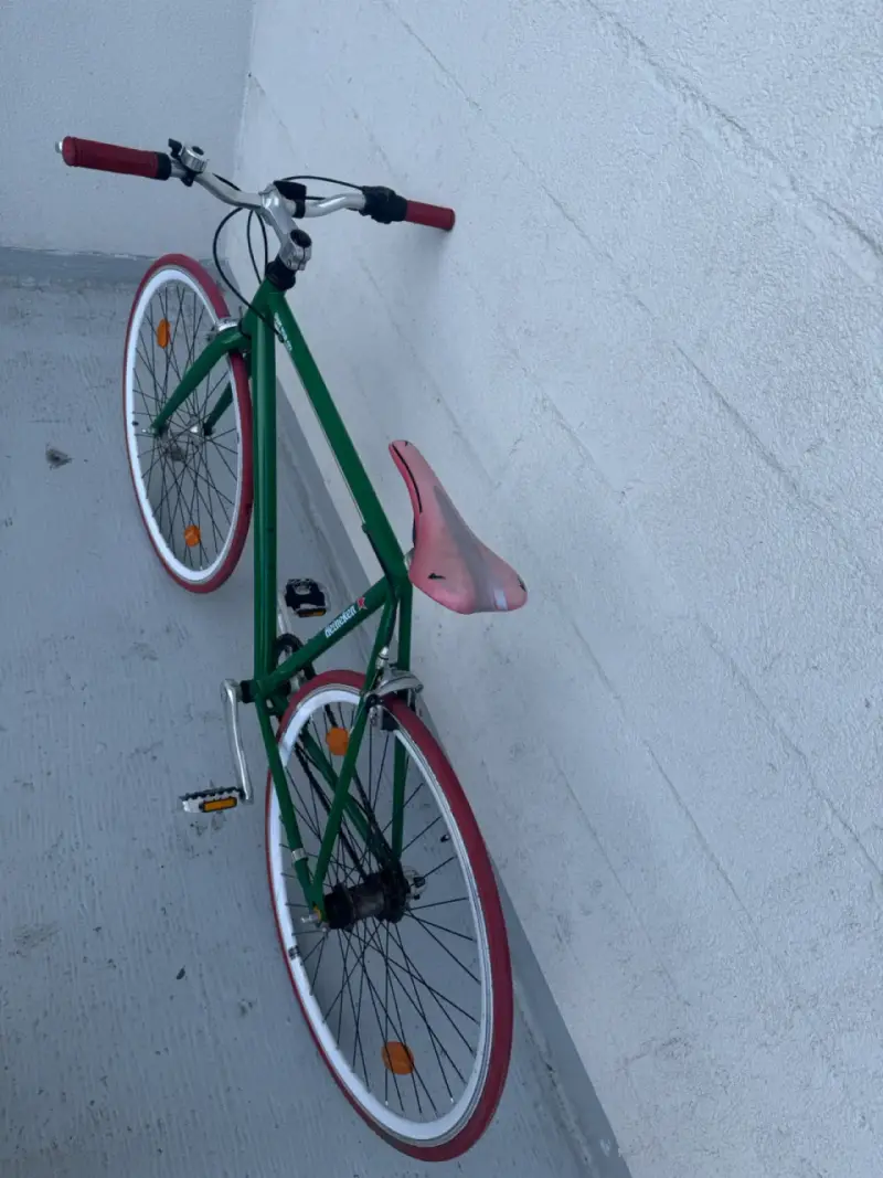Bicicleta urbana verde con detalles rojos - 6
