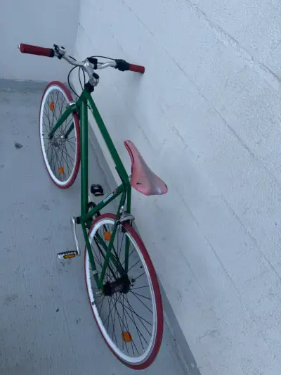 Bicicleta urbana verde con detalles rojos - miniatura 6