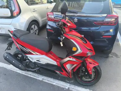 Scooter eléctrico rojo Takasaki A9 en buen estado - miniatura 1