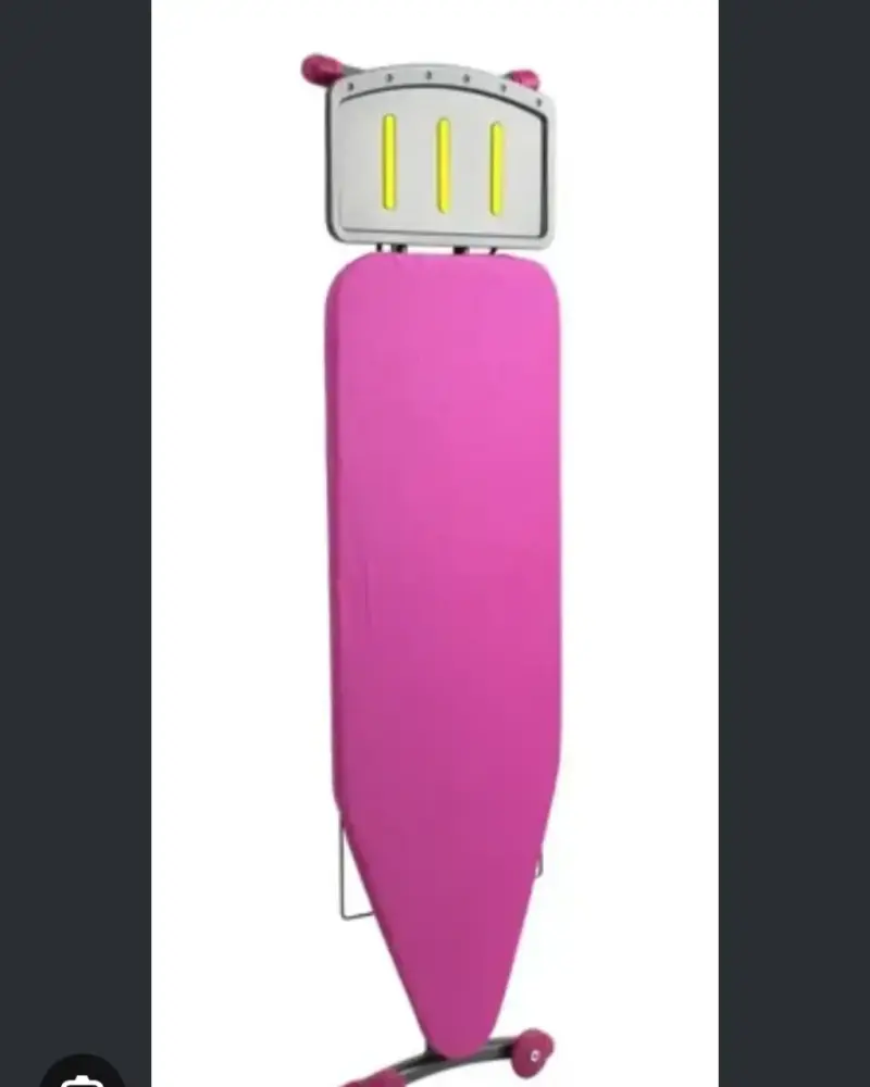 Tabla de planchar con funda rosa y soporte