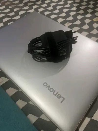 Laptop Lenovo Ideapad 310 en buen estado - miniatura 2