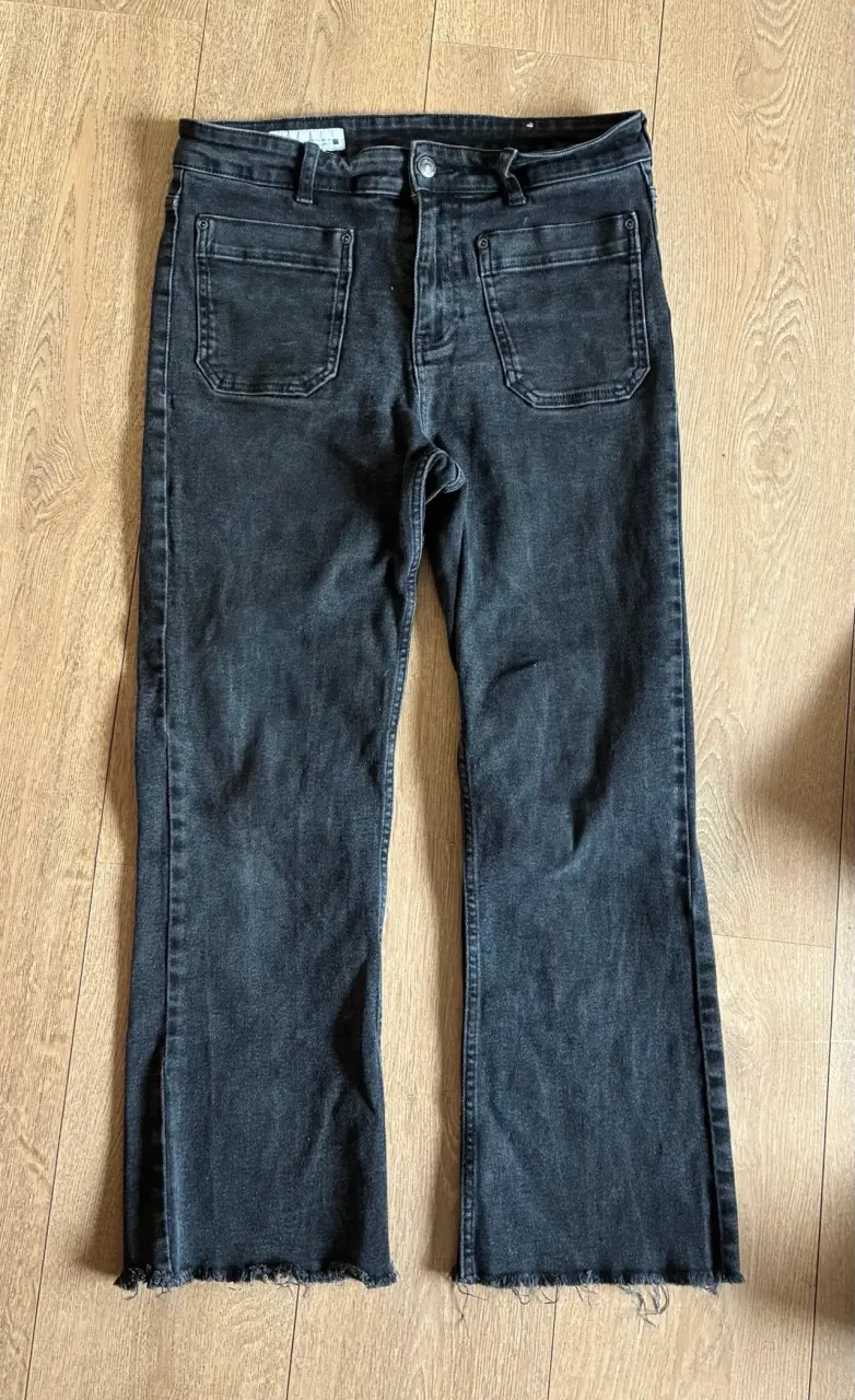 Jeans negros con corte recto Zara