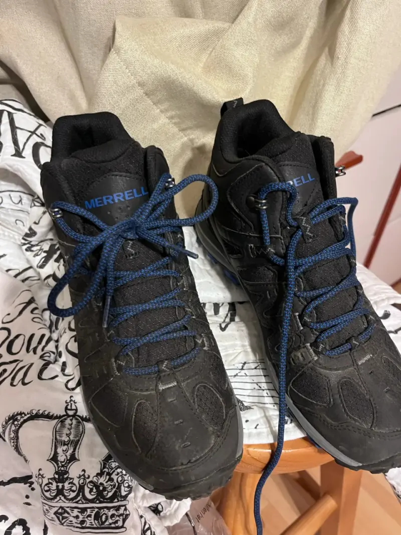Botas de senderismo Merrell negras con cordones azules - 2