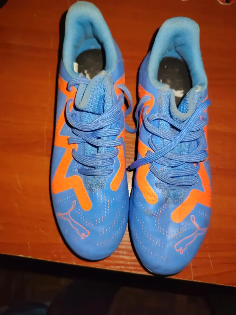 Zapatillas de fútbol Puma azules y naranjas