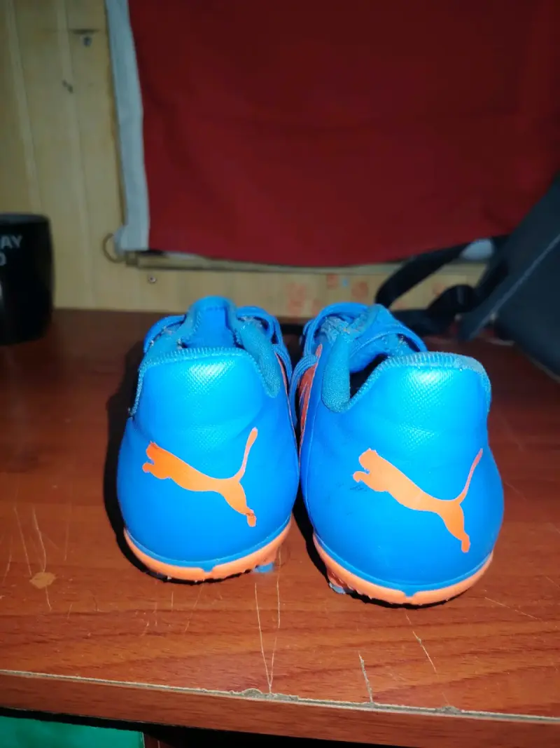 Zapatillas de fútbol Puma azules y naranjas - 2