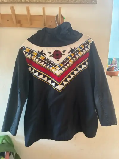 Chaqueta negra con diseño bordado americanoAmerica - miniatura 1