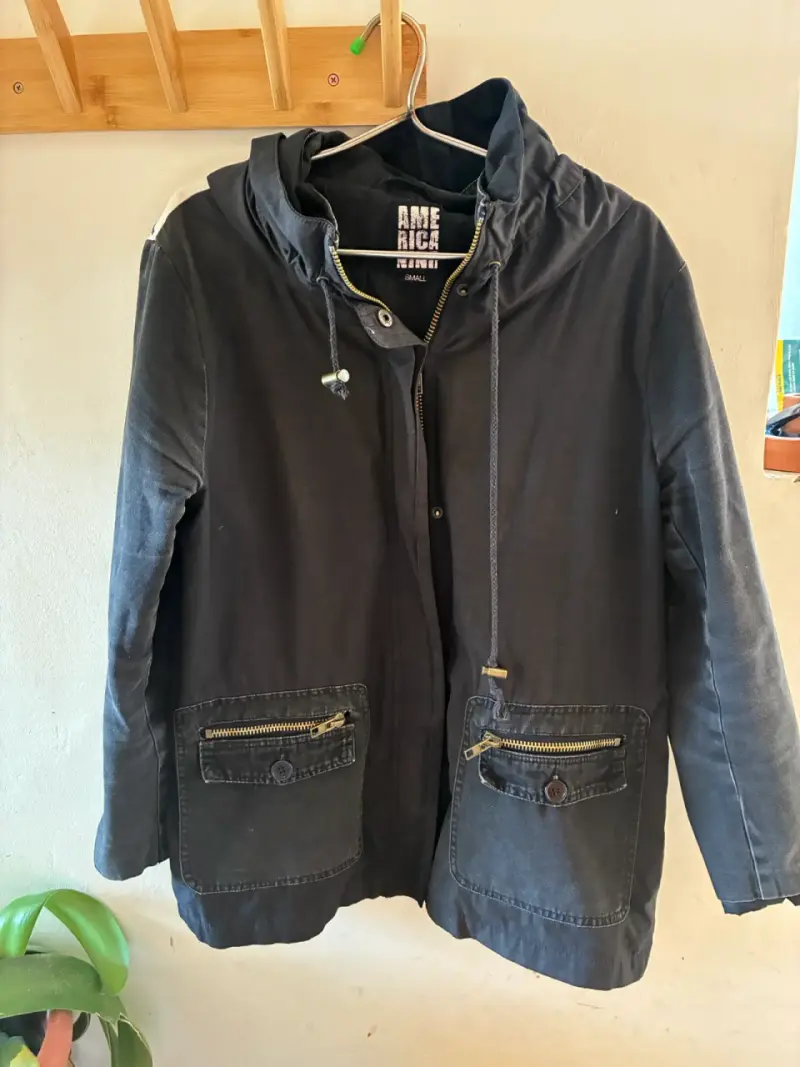 Chaqueta negra con diseño bordado americanoAmerica - 2