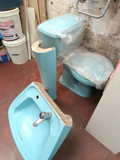 Juego de baño azul con lavamanos y WC - miniatura 1