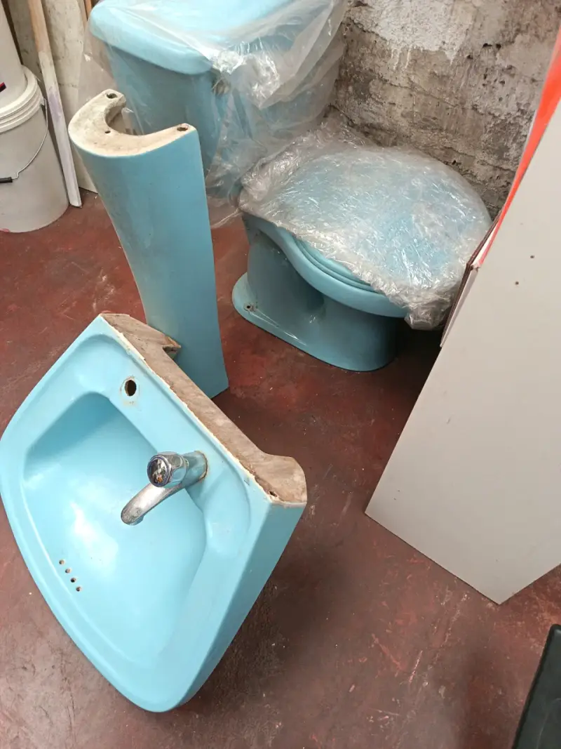 Juego de baño azul con lavamanos y WC - 2
