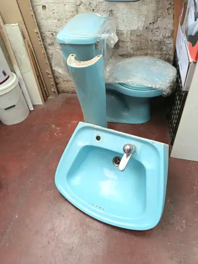 Juego de baño azul con lavamanos y WC - miniatura 3