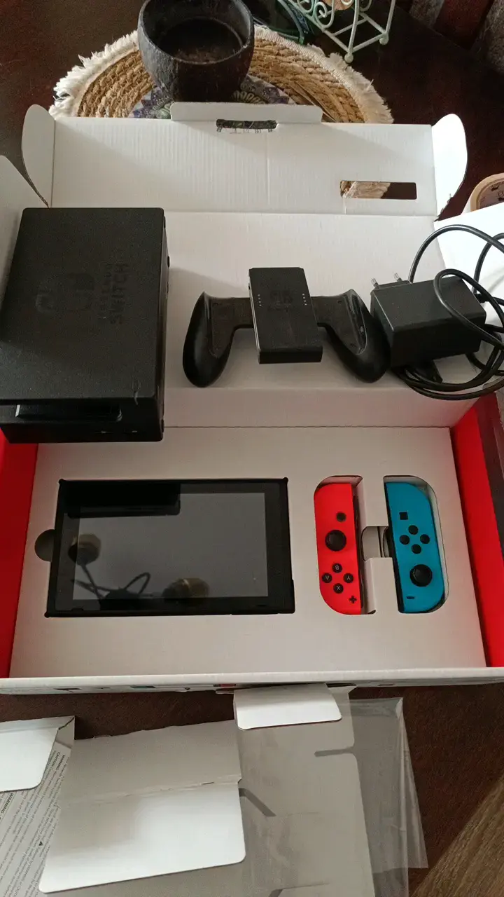 Consola Nintendo Switch Neon con juego Zelda - 2