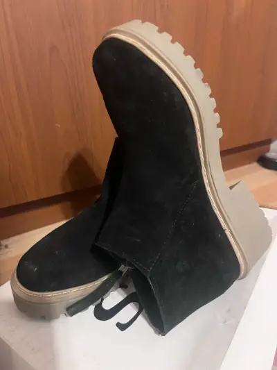 Botines negros de gamuza con suela gruesa - miniatura 1