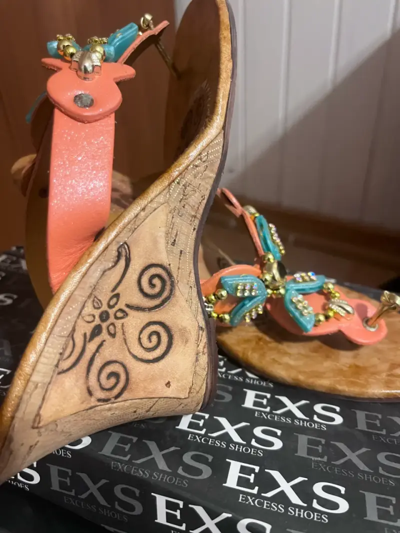 Sandalias de cuero con adornos coloridas - 2