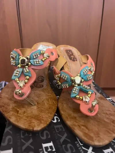 Sandalias de cuero con adornos coloridas - miniatura 3