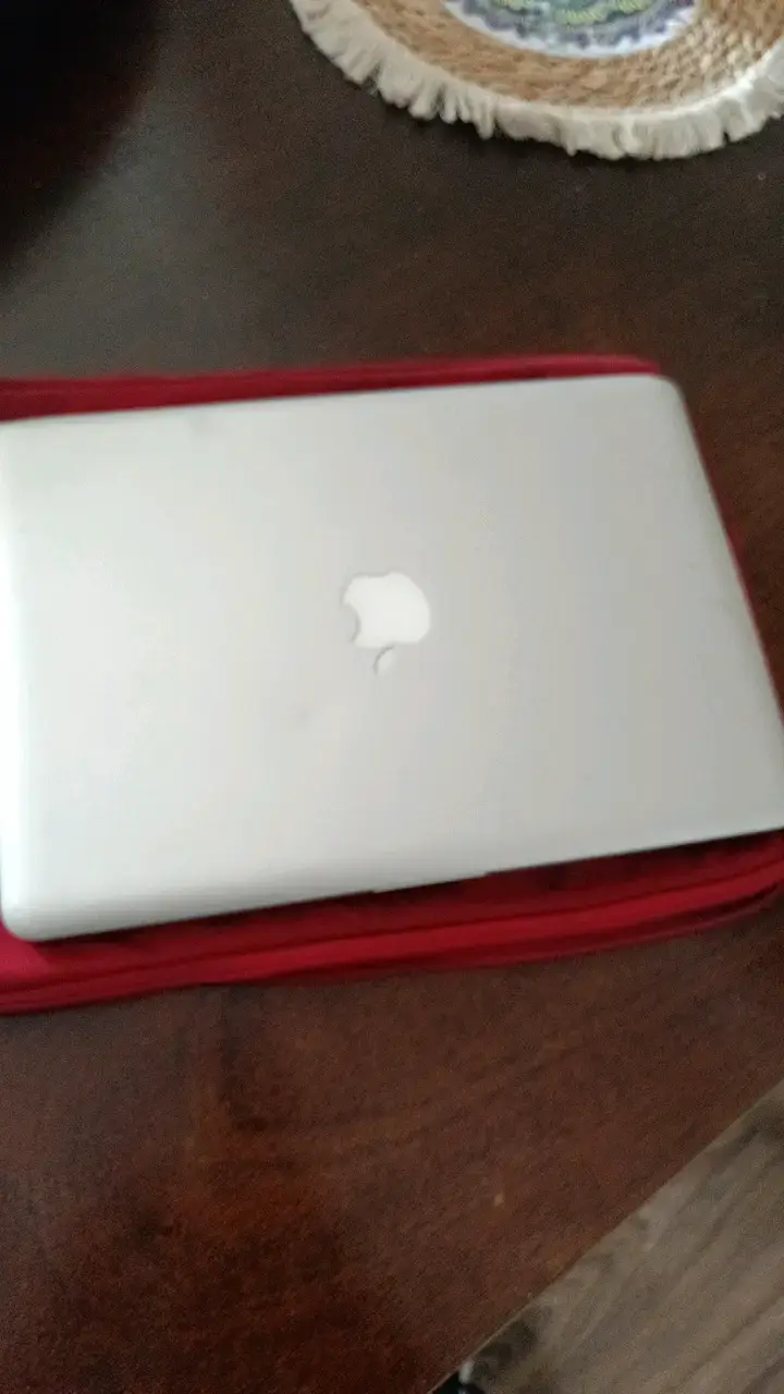 MacBook Pro en buen estado con funda