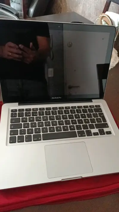 MacBook Pro en buen estado con funda - miniatura 2