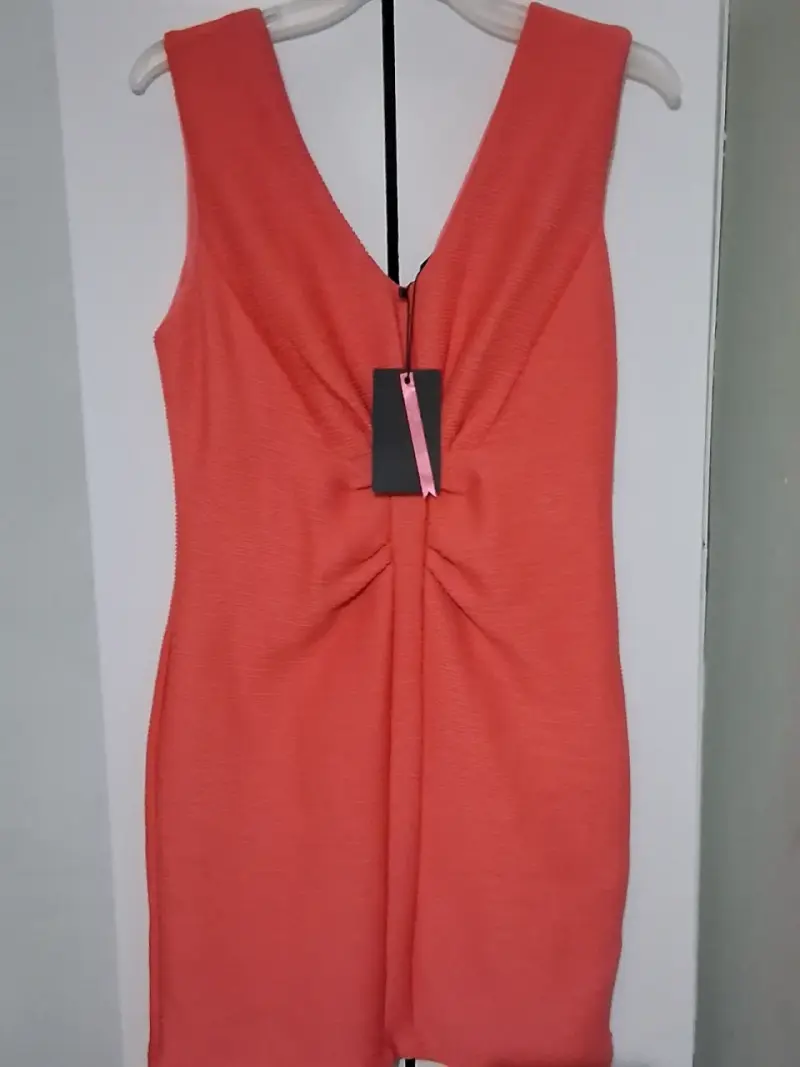 Vestido sin mangas coral con detalle fruncido - 1
