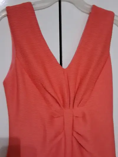 Vestido sin mangas coral con detalle fruncido - miniatura 3