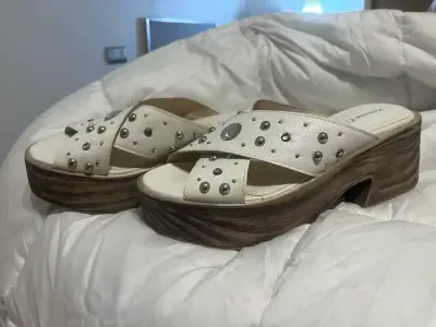 Sandalias plataforma blancas con tachas - miniatura 1