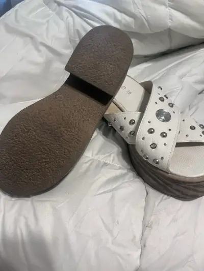 Sandalias plataforma blancas con tachas - miniatura 2