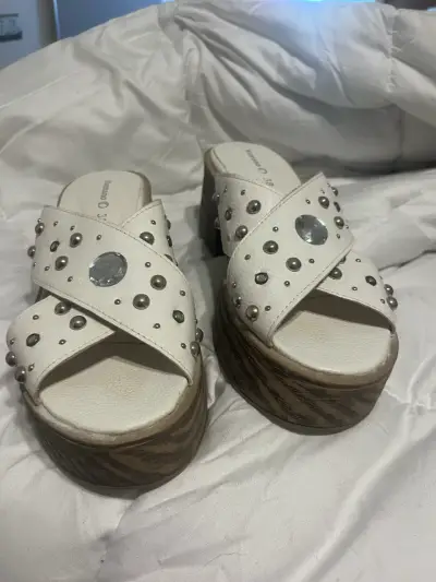 Sandalias plataforma blancas con tachas - miniatura 3