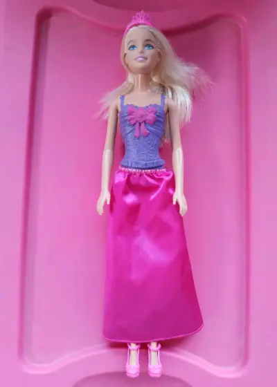 Muñeca Barbie princesa con vestido rosa y corona - miniatura 1