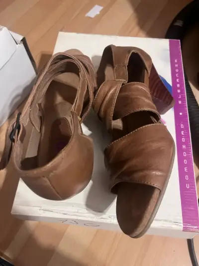 Sandalias de cuero marrón con tacón bajo - miniatura 1